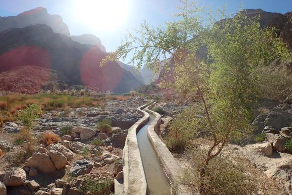 Canal d'eau dans la gorge du Wadi al arbayi, Oman