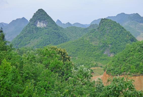 Trekking à travers les montagnes karstiques du Guizhou oriental