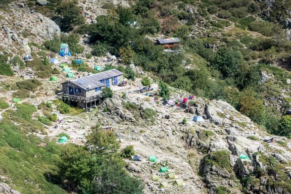 Voyage d'aventure près d'un refuge en Corse