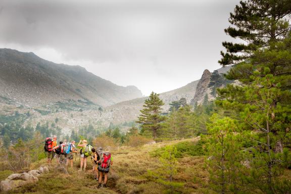 Voyage d'aventure avec un groupe de trekkeurs en Corse