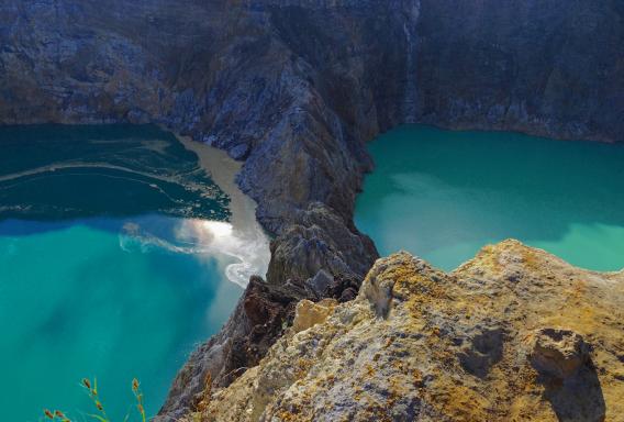 Trekking vers les lacs de couleur du Kelimutu sur l'île de Flores