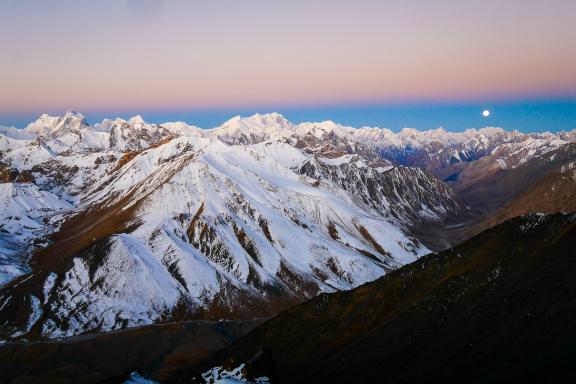 Ascension au lever du jour Mingli Sar au nord Pakistan
