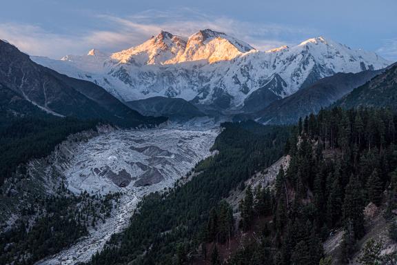 trekking et coucher de soleil sur la montagne du Nanga Parbat (8 125 m) Pakistan