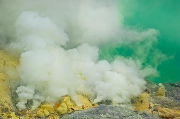 Voyage vers la carrière de soufre près du lac d'acide dans le cratère du volcan Kawah Ijen