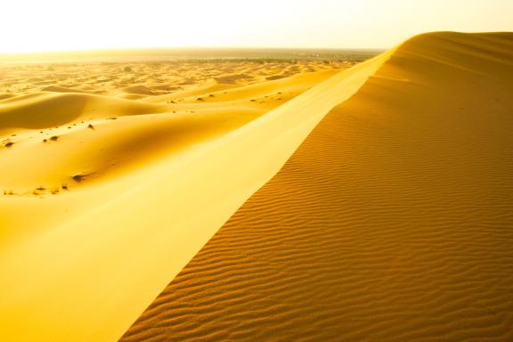 Trekking lors d'une montée d'une dune au Maroc