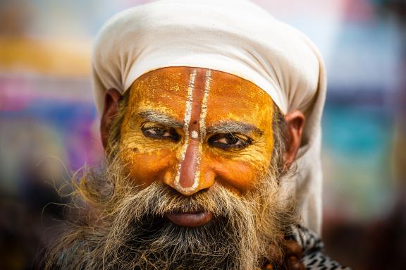 Trek avec un sadhu vaishnavite vers le bain rituel dans le Gange