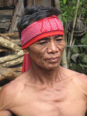 Randonnée avec un homme du peuple ifugao dans les montagnes de la Cordillera