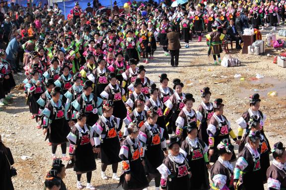 Randonnée vers un défilé de femmes miao à la fête du tambour dans la région de Danzhai