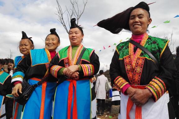 Trekking vers des femmes miao de divers groupes à la fête du Roi e Bambou au Guizhou