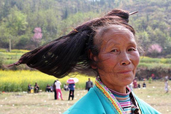 Randonnée vers une femme miao à peigne incliné au Guizhou