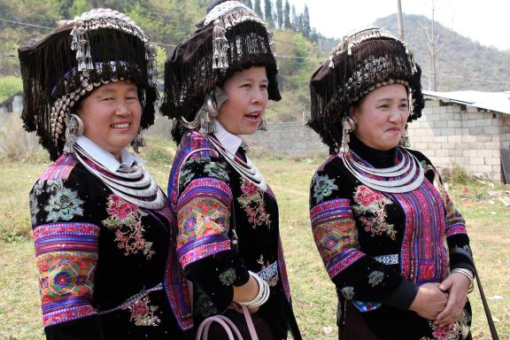 Trek vers des participantes miao à la fête du Roi de Bambou au Guizhou