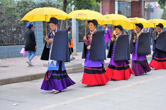 Rencontre avec des femmes yi en grand costume de fête dans les Da Liangshan