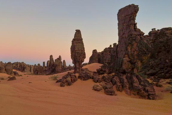 Trek autour de hauts rochers en Algérie