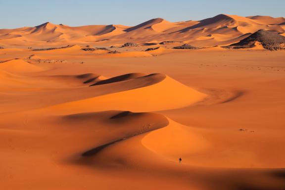 Randonnée dans des cordons de dunes du désert de la Tadrart en Algérie