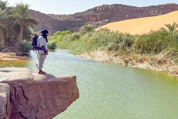 Voyage avec un guide près d'une guelta