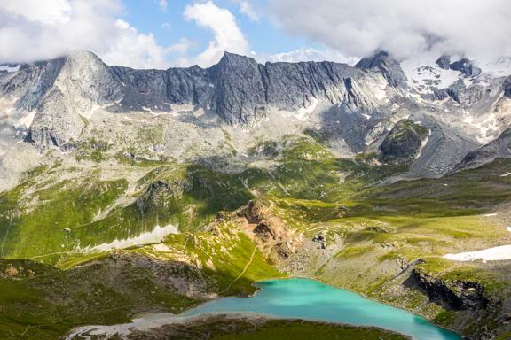 Voyage et vue sur un lac de montagne dans la Vanoise