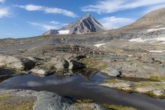 Trek sur une montée rocheuse dans la Vanoise
