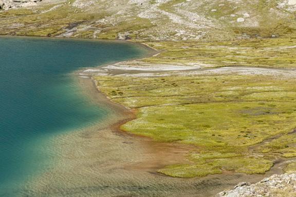Trekking près d'un lac d'altitude dans la Vanoise