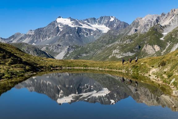 Trekking et reflet de la montagne dans un lac en Vanoise