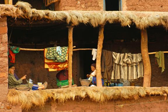 Trek près d'une maison traditionnelle dans l'Atlas