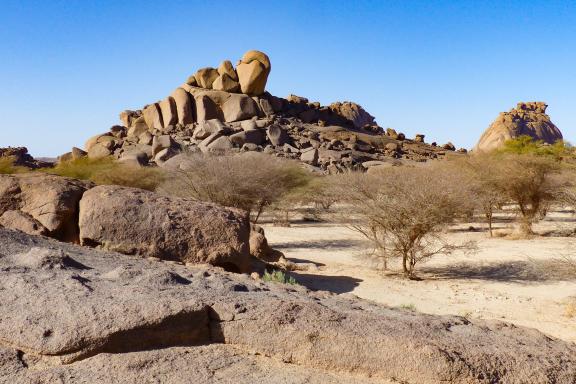 Trek dans un reg dans le hoggar