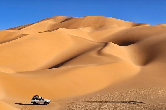 Trek dans un paysage dunaire dans le Mehadjebat