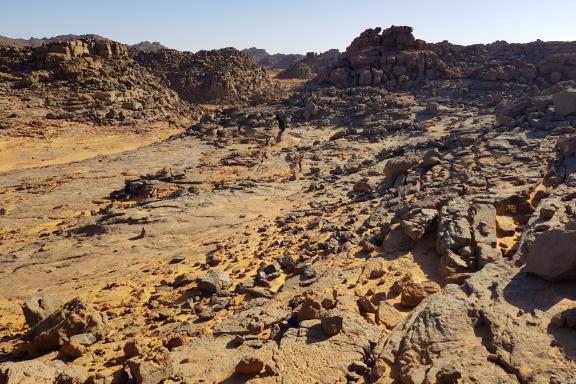 Trekking dans une ambiance minérale dans l'Ahnet