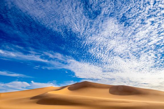 Trekking sur une dune en Algérie