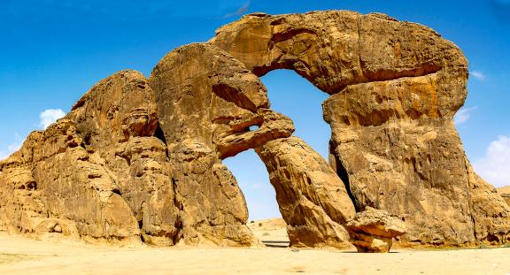 Marche vers l'arche d'Al Ula sur le site nabatéen