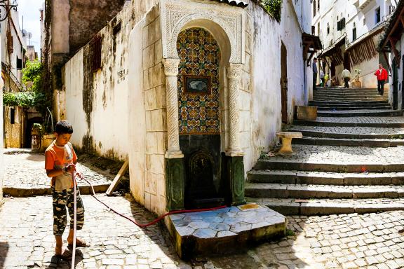 Promenade vers la fontaine dans la Casbah d'Alger