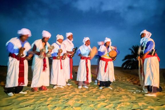 Contemplation des danses berbères du désert dans le Grand Erg Occidental