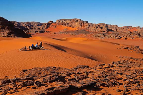 Trekking avec nos voyageurs admirant la Tadrart