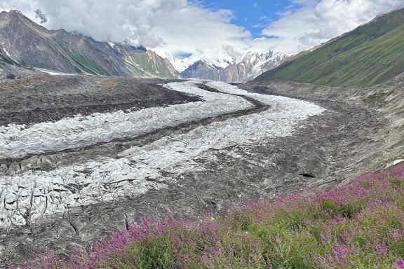 Trek sur la moraine du glacier Chogo Lungma au Pakistan