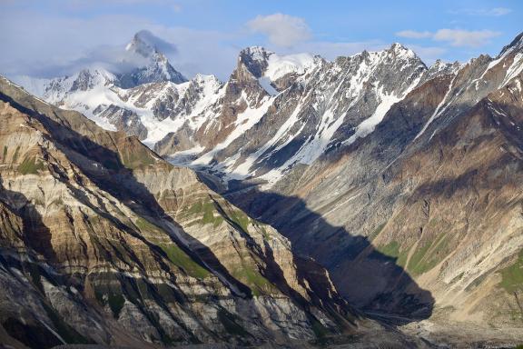 Trek vers le glacier Sgari dans le nord Pakistan