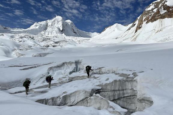 Trek sur le glacier Haramosh dans le nord du Pakistan