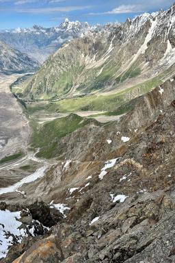 Descente à pied du col de Haramosh dans le nord du Pakistan