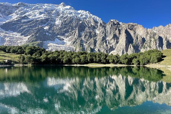 Trek vers le lac de Kutwal dans le nord du Pakistan