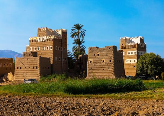 Marche vers des maisons traditionnelles de l'Asir