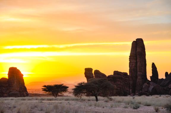 Randonnée avec un coucher de soleil dans l'Ennedi