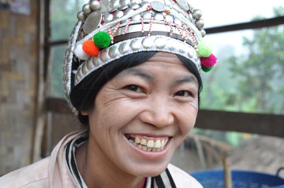 Trekking vers une femme iko et sa coiffe dans un village du nord-ouest du Laos