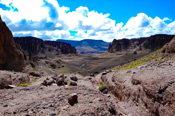 Trek dans une vallée au Maroc