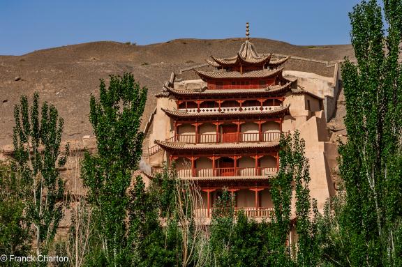 Trekking vers l'entrée des grottes de Mogao près de Dunhuang