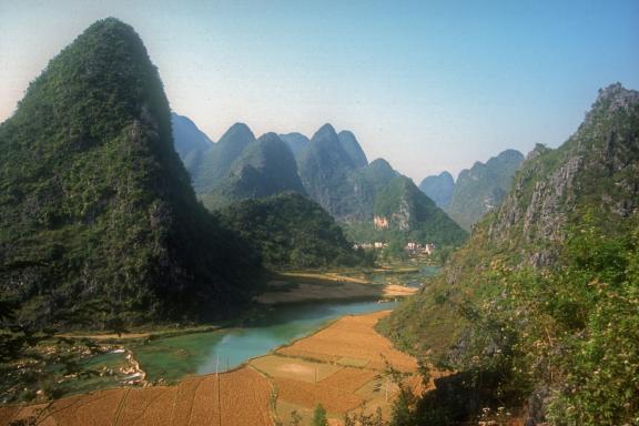 Randonnée à travers des paysages karstiques dans la province de Guangxi
