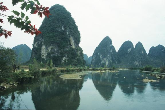 Navigation parmi les reliefs calcaires dans la région de Yangshuo