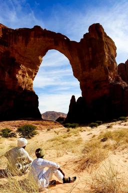 Trekking dans l'arche d'Aloba dans l'Ennedi