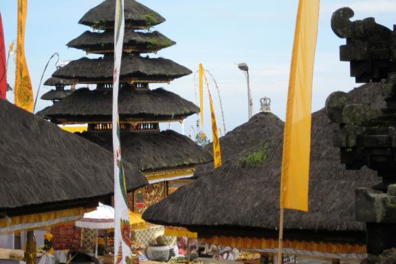 Découverte du toit en étage d'un temple hindouiste à Bali