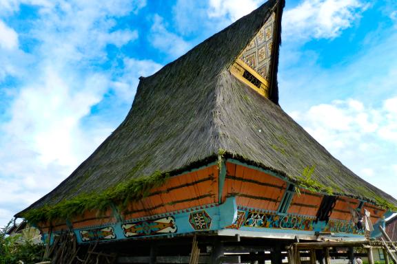 Randonnée vers une maison traditionnelle des Batak-Karo au nord de Sumatra