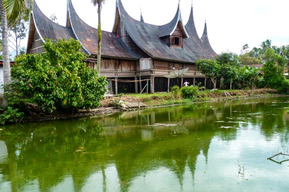 Trek vers une maison traditionnelle des Minang sur Sumatra ouest