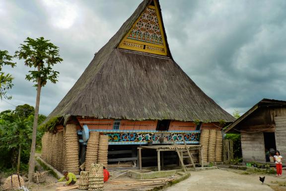 Randonnée vers une maison traditionnelle des Batak-Karo au nord de Sumatra
