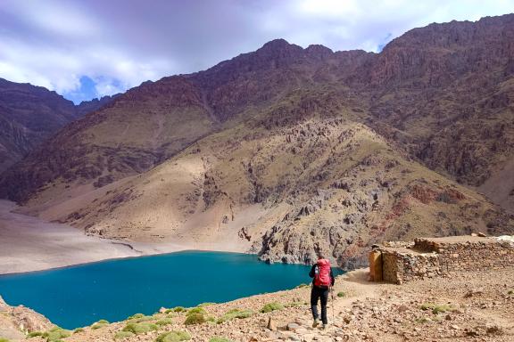 Trekking à un lac d'altitude du Haut-Atlas au Maroc